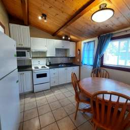 Eat-in kitchen with 24" range